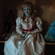 Así luce la muñeca Annabelle en la saga de películas de terror.